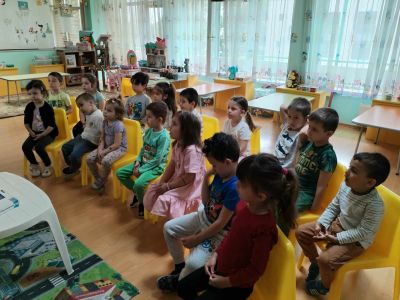 г-жа Виолета Калайджиева, прокурор в Окръжна прокуратура – Сливен на гости във 2Б група "Патиланци" - ДГ Божур - Сливен