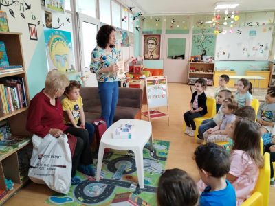 г-жа Виолета Калайджиева, прокурор в Окръжна прокуратура – Сливен на гости във 2Б група "Патиланци" - ДГ Божур - Сливен