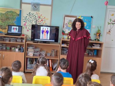 г-жа Виолета Калайджиева, прокурор в Окръжна прокуратура – Сливен на гости във 2Б група "Патиланци" - ДГ Божур - Сливен
