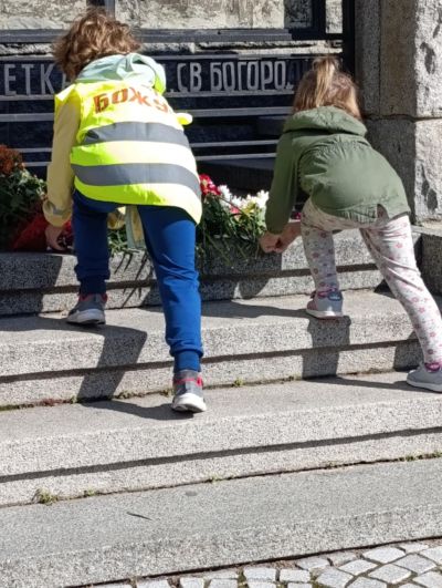Поднасяне на цветя пред паметника на "Хаджи Димитър" - ДГ Божур - Сливен