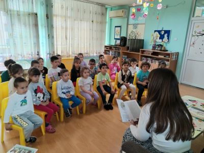Поетесата Валерия Минева - Лира, гост на децата от трета група "Патиланци" - ДГ Божур - Сливен