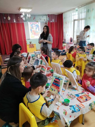 Рисуване на битова престилка върху платно заедно с ученици от НХГ "Д. Добрович" Сливен - ДГ Божур - Сливен