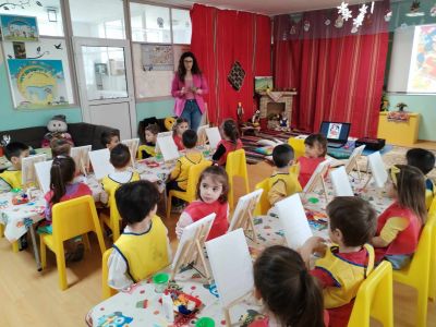 Рисуване на битова престилка върху платно заедно с ученици от НХГ "Д. Добрович" Сливен - ДГ Божур - Сливен