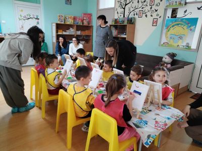 Рисуване на битова престилка върху платно заедно с ученици от НХГ "Д. Добрович" Сливен - ДГ Божур - Сливен