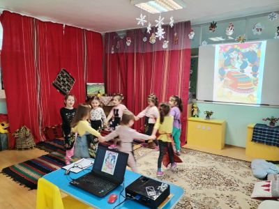 Рисуване на битова престилка върху платно заедно с ученици от НХГ "Д. Добрович" Сливен - ДГ Божур - Сливен